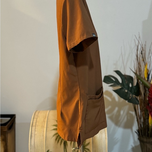 Medgear Women's Scrub Top Solid Brown Size XS V-Neck Short Sleeve Medical - Picture 4 of 5